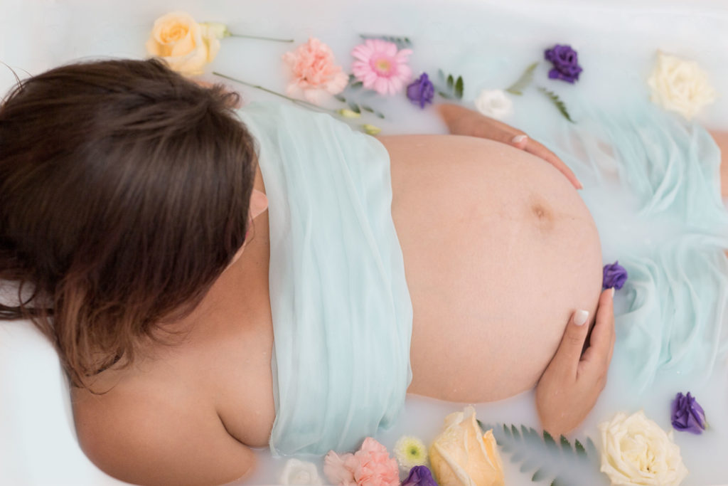 séance photo grossesse milk bath avec fleurs en Alsace Lorraine